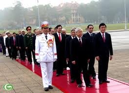 Party and State leaders pay floral tribute at President HoChi Minh Mausoleum - ảnh 1